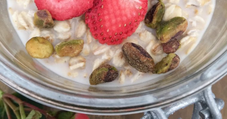 Overnight Oats with Pistachio and Strawberries