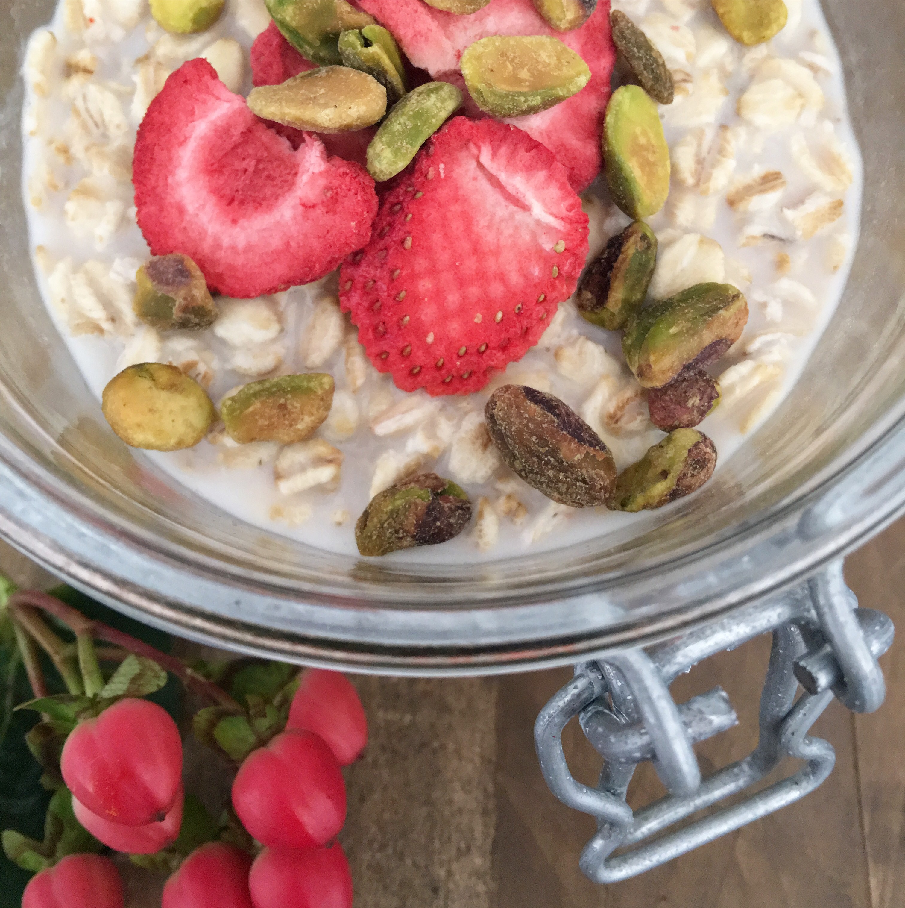 Overnight Oats with Pistachio and Strawberries